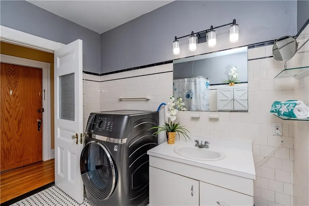 1291 Narragansett Boulevard Cranston RI 02905