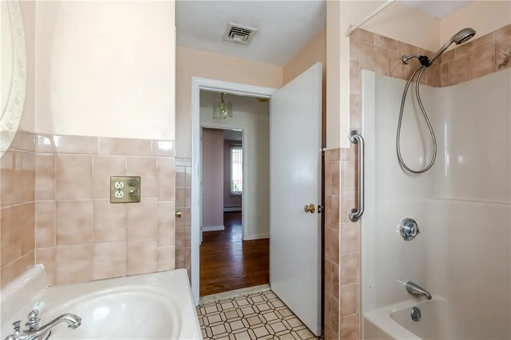 63 Whirlaway Place Pawtucket RI 02861