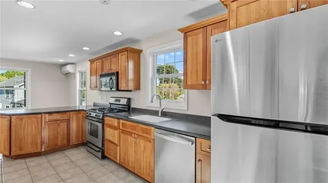 106 Cedar Avenue Portsmouth RI 02871