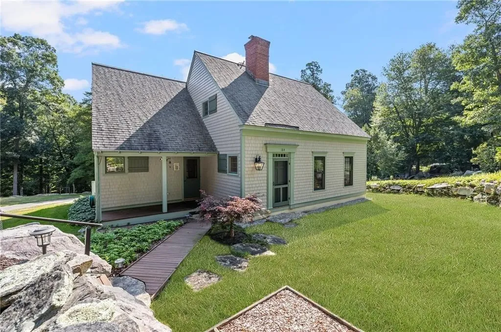 184 Field Stone Lane Tiverton RI 02878