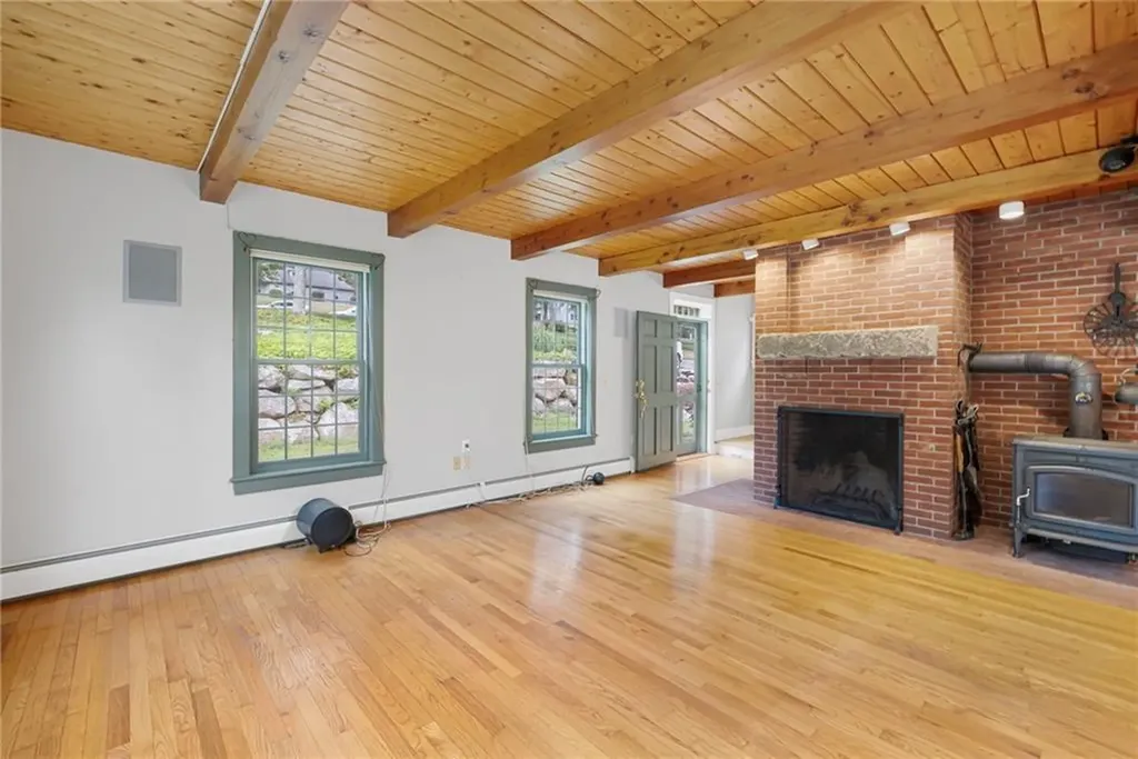 184 Field Stone Lane Tiverton RI 02878