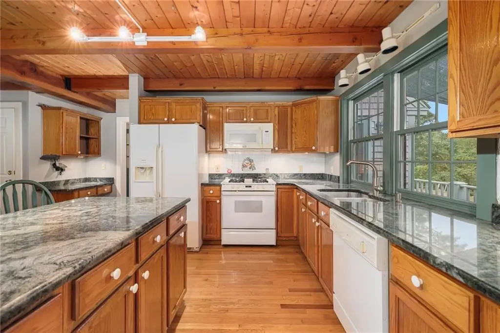 184 Field Stone Lane Tiverton RI 02878