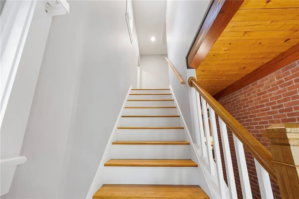 184 Field Stone Lane Tiverton RI 02878