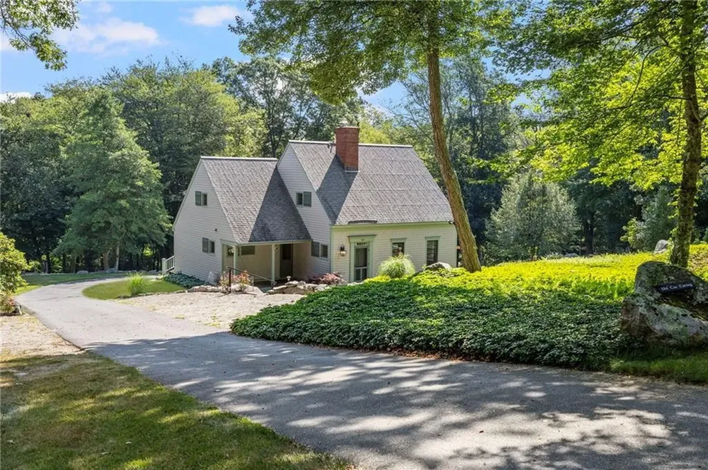 184 Field Stone Lane Tiverton RI 02878