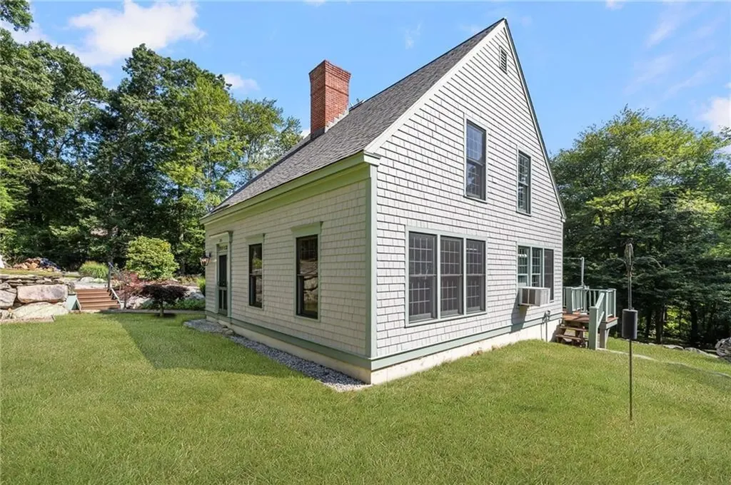 184 Field Stone Lane Tiverton RI 02878