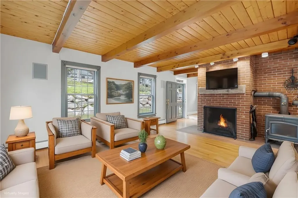 184 Field Stone Lane Tiverton RI 02878