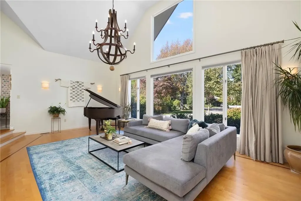 240 Narragansett Bay Avenue Warwick RI 02889