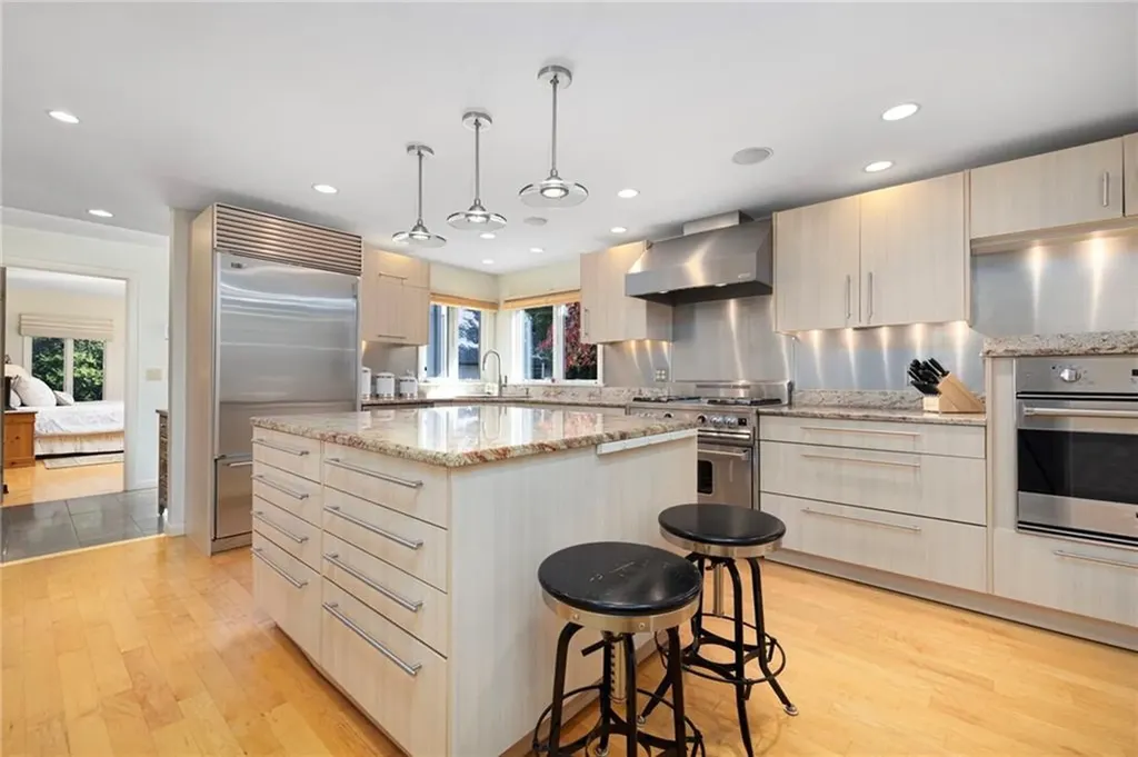 240 Narragansett Bay Avenue Warwick RI 02889