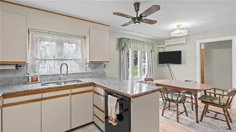 1533 East Main Road Portsmouth RI 02871