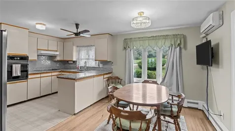 1533 East Main Road Portsmouth RI 02871