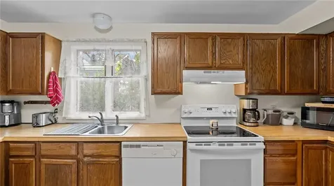 1533 East Main Road Portsmouth RI 02871