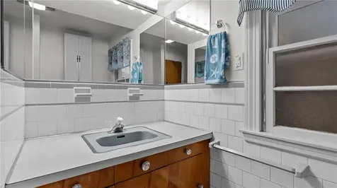 1533 East Main Road Portsmouth RI 02871