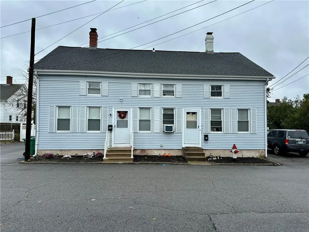 81 83 W Pontiac Street Warwick RI 02886