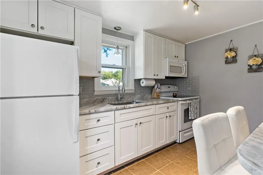 81 Easton Avenue Warwick RI 02888
