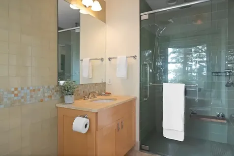 341 Thames Street Bristol RI 02809