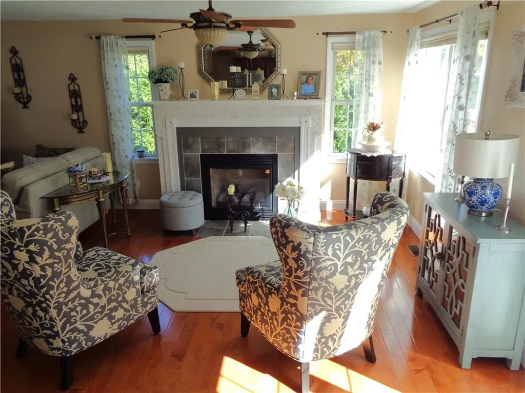 9 Gray Coach East Cranston RI 02921