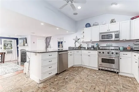 132 Highland Avenue Portsmouth RI 02871