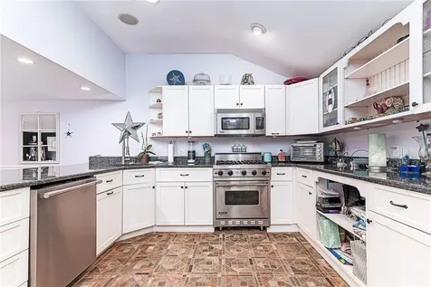 132 Highland Avenue Portsmouth RI 02871