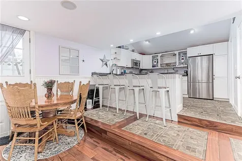 132 Highland Avenue Portsmouth RI 02871