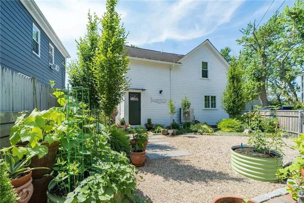 129 Cedar Avenue East Providence RI 02915