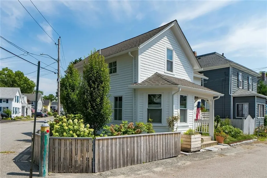 129 Cedar Avenue East Providence RI 02915