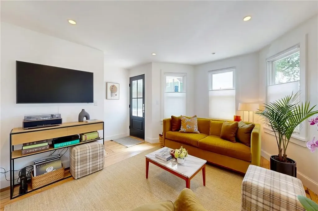 129 Cedar Avenue East Providence RI 02915