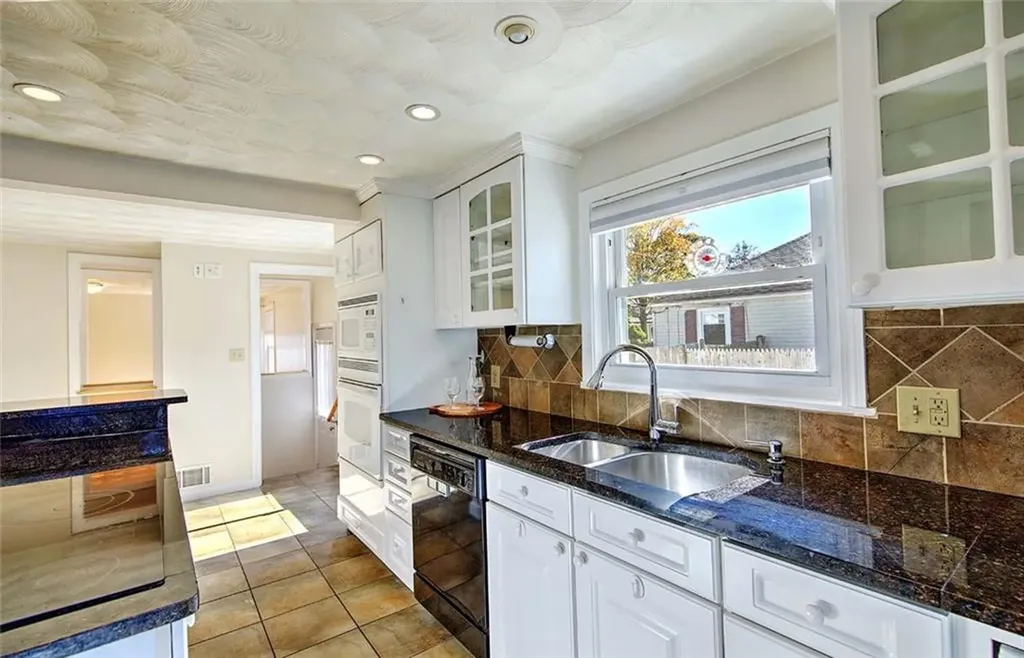 121 Hamilton Avenue Warwick RI 02886