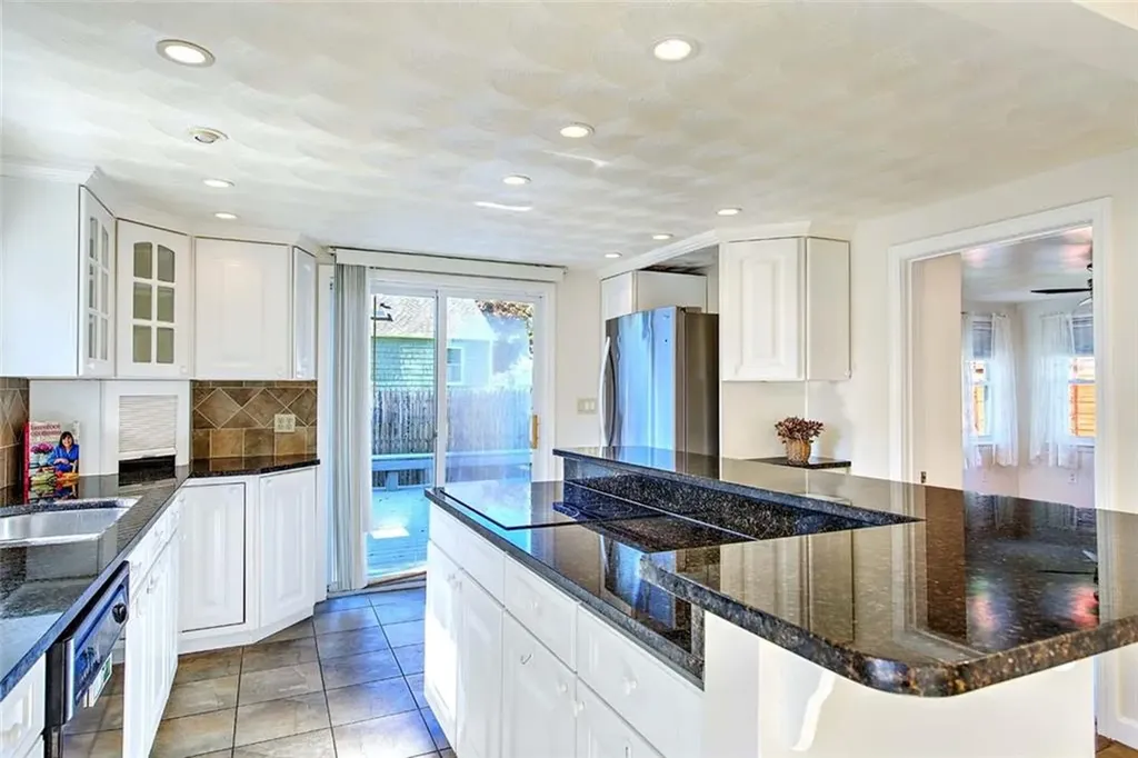 121 Hamilton Avenue Warwick RI 02886