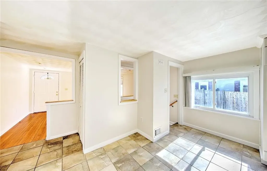 121 Hamilton Avenue Warwick RI 02886