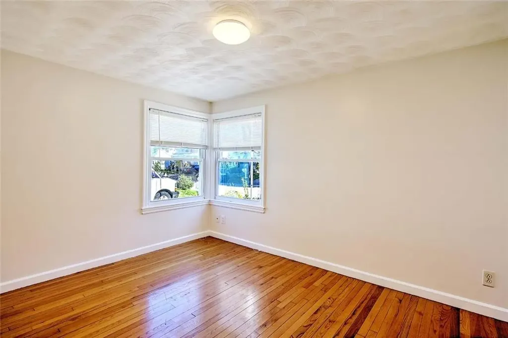 121 Hamilton Avenue Warwick RI 02886