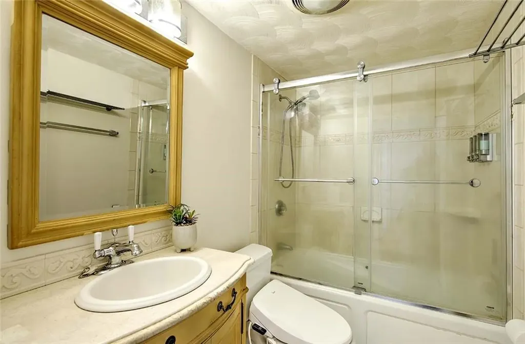 121 Hamilton Avenue Warwick RI 02886