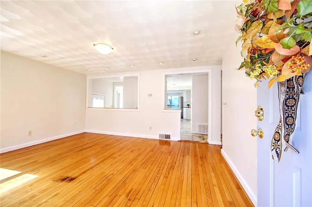 121 Hamilton Avenue Warwick RI 02886