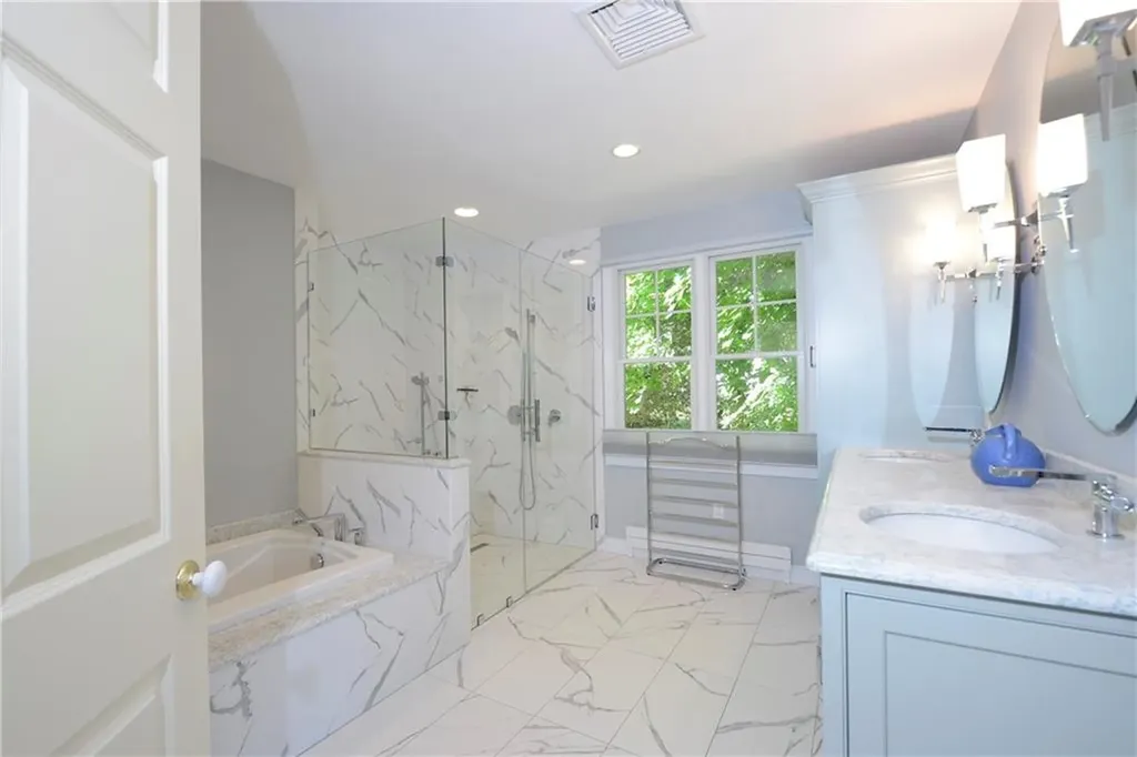 138 Green End Avenue Middletown RI 02842