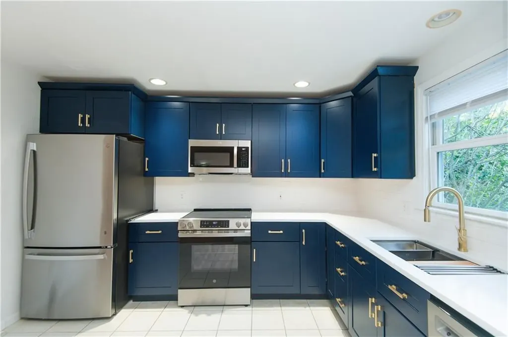 27 Fenner Avenue Newport RI 02840