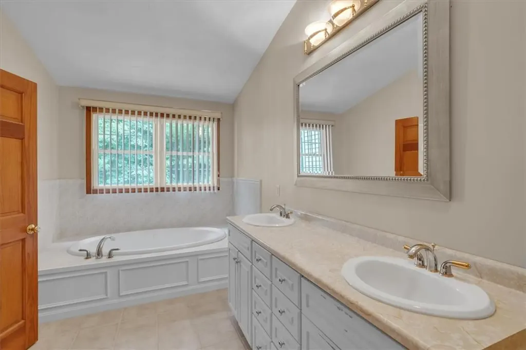 31 Estate Drive Exeter RI 02822