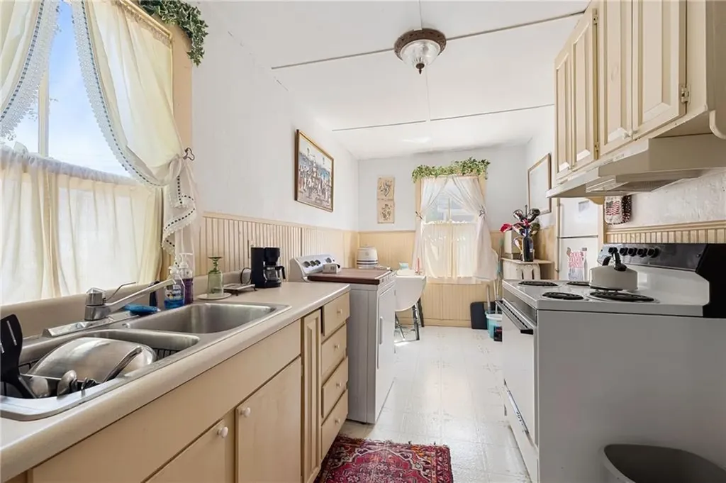 23 Willow Street Newport RI 02840