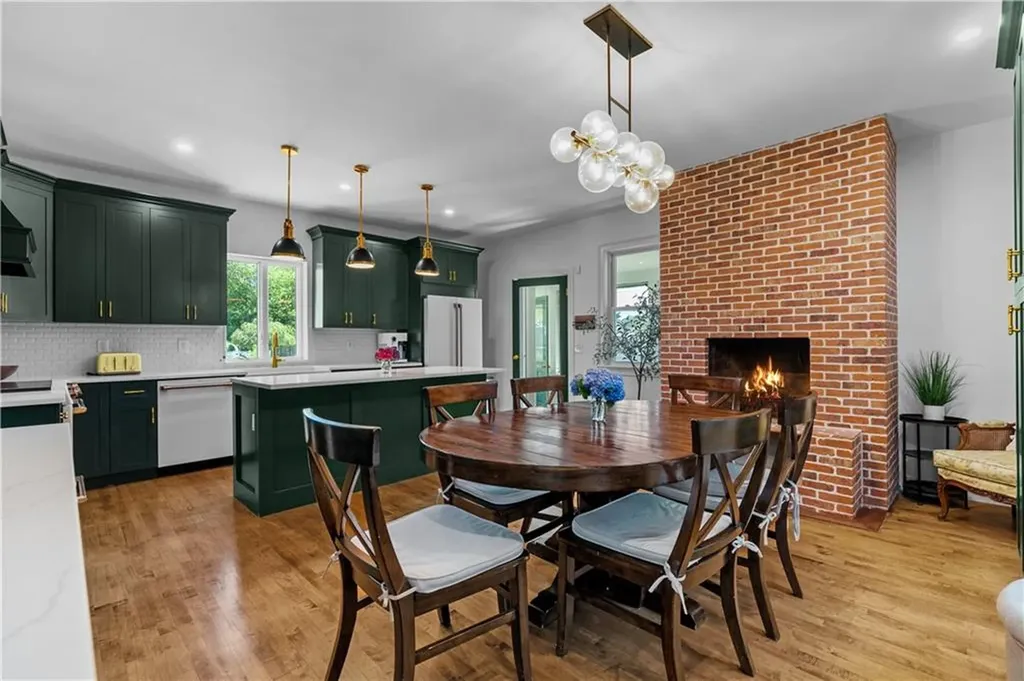93 East Main Road Portsmouth RI 02871