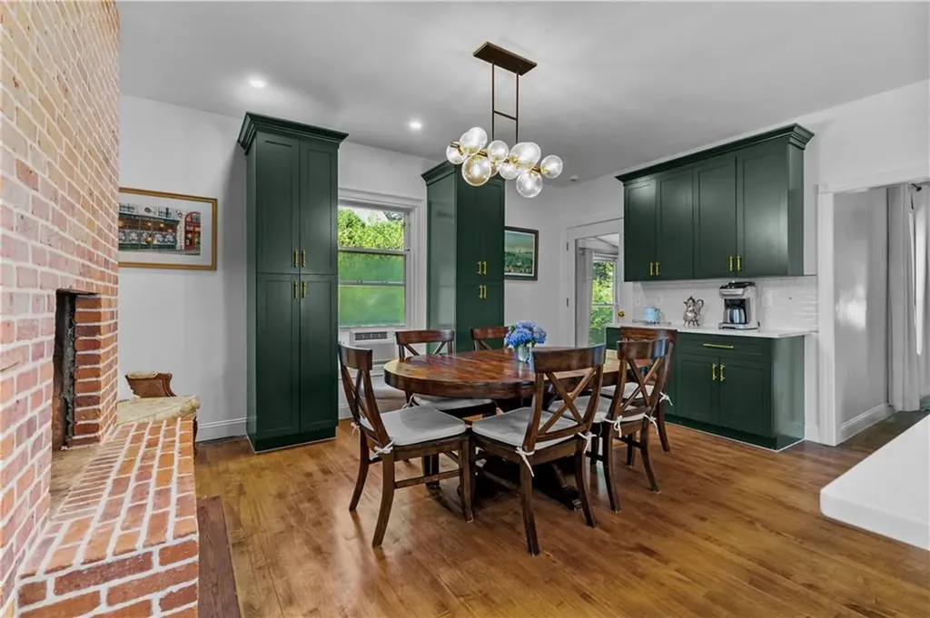 93 East Main Road Portsmouth RI 02871