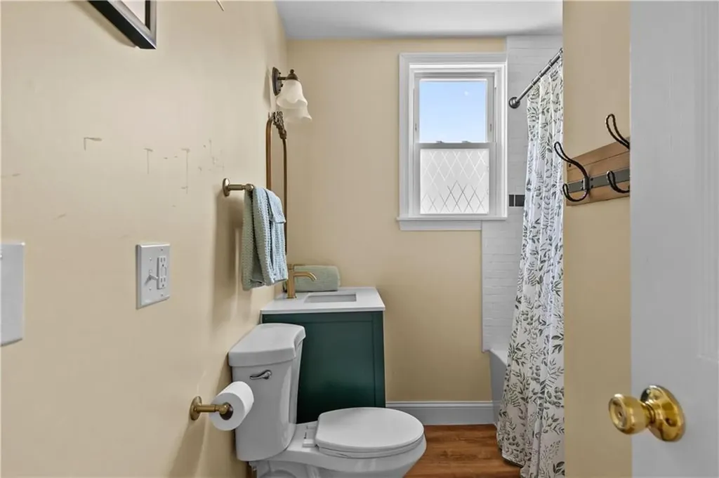 93 East Main Road Portsmouth RI 02871
