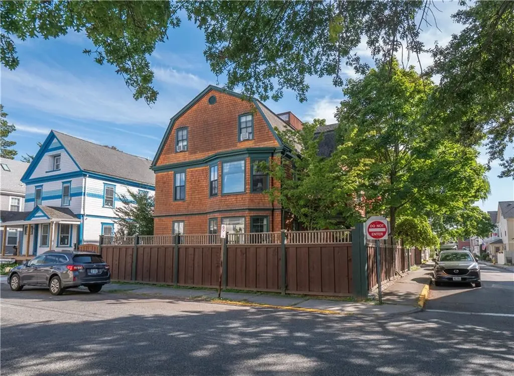 17 Lincoln Street Newport RI 02840