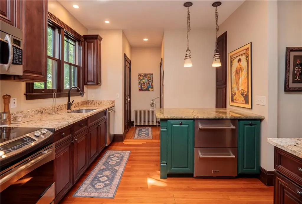 17 Lincoln Street Newport RI 02840