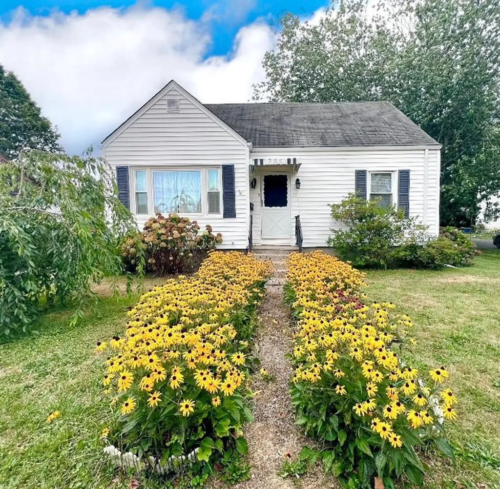 86 Maple Avenue Middletown RI 02842