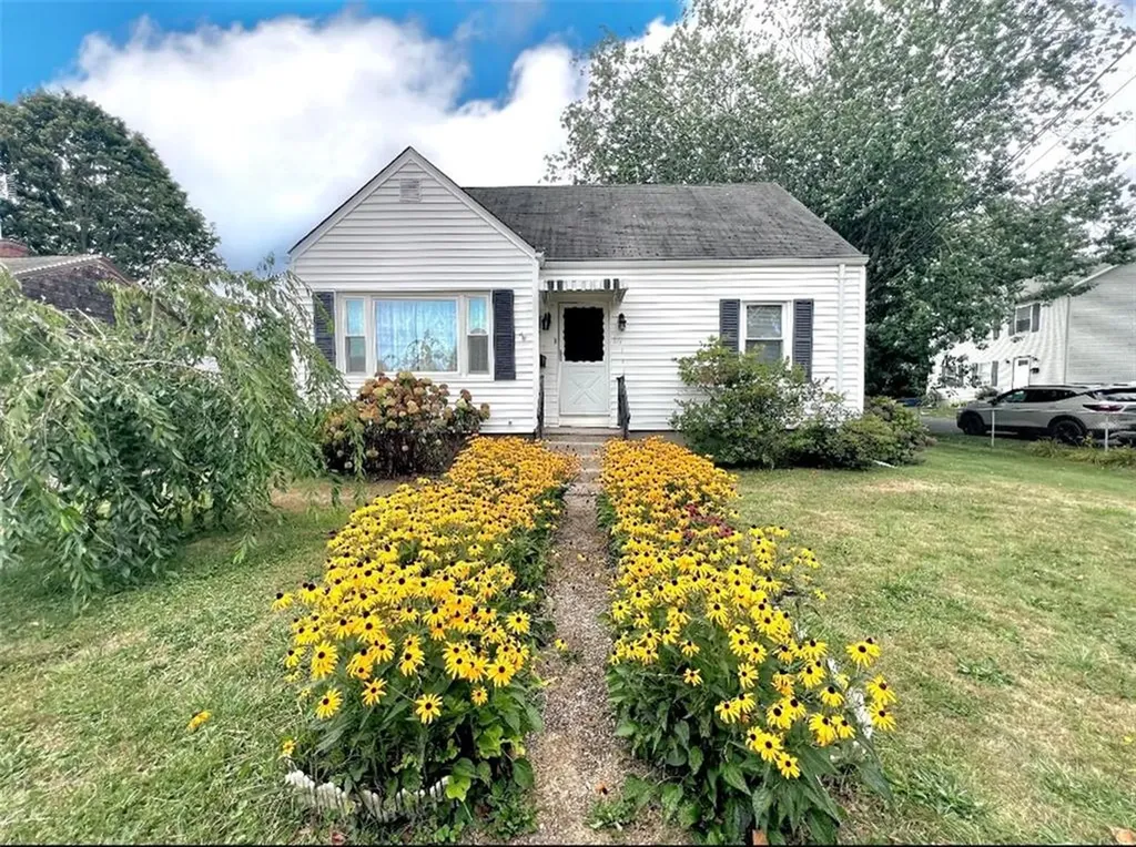 86 Maple Avenue Middletown RI 02842