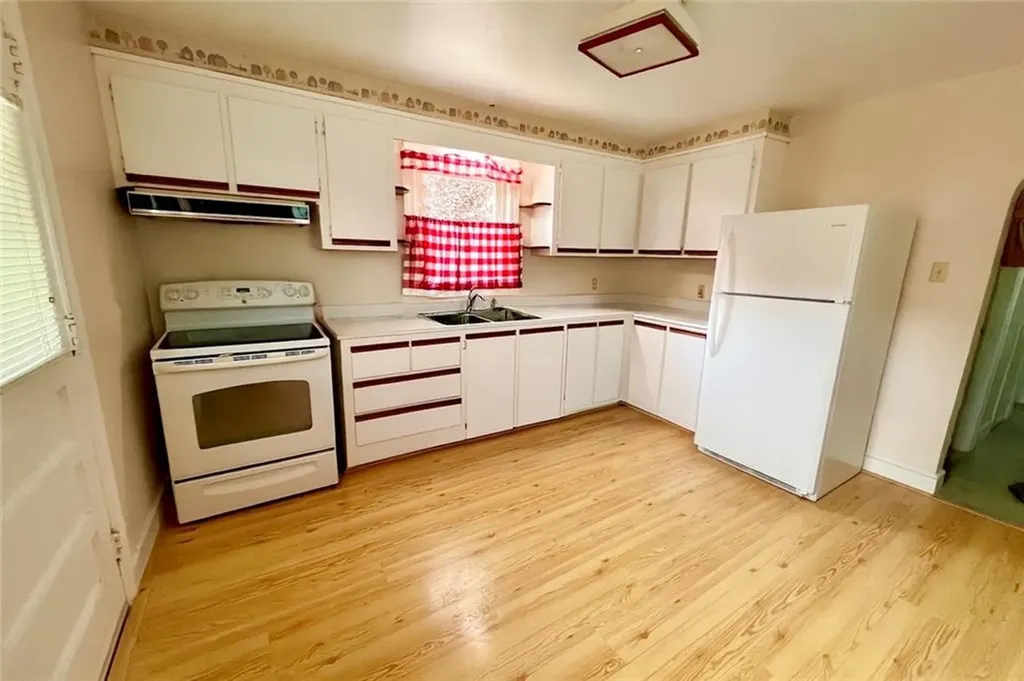 86 Maple Avenue Middletown RI 02842