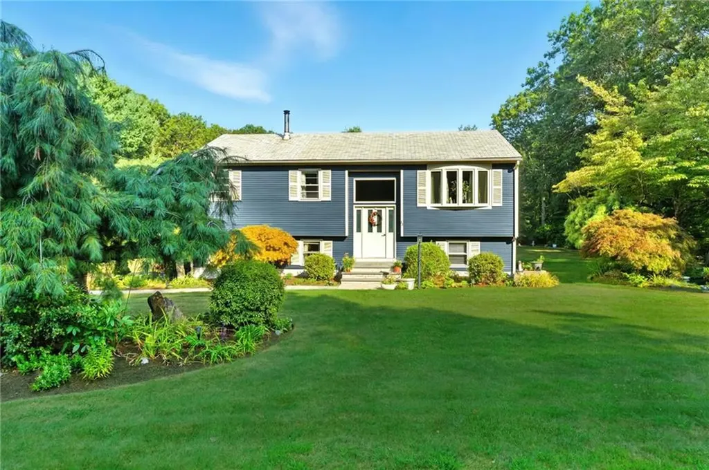 22 Camelot Circle Johnston RI 02919