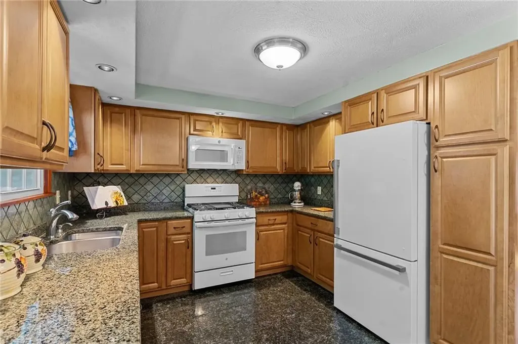 72 Winifred Avenue Warwick RI 02889