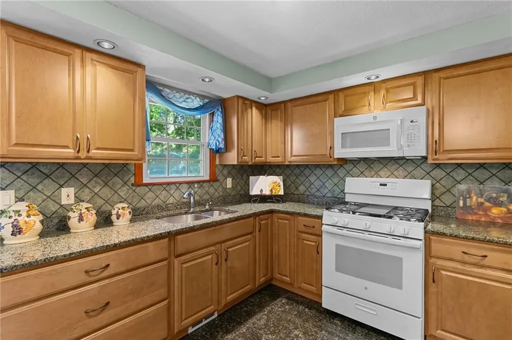 72 Winifred Avenue Warwick RI 02889