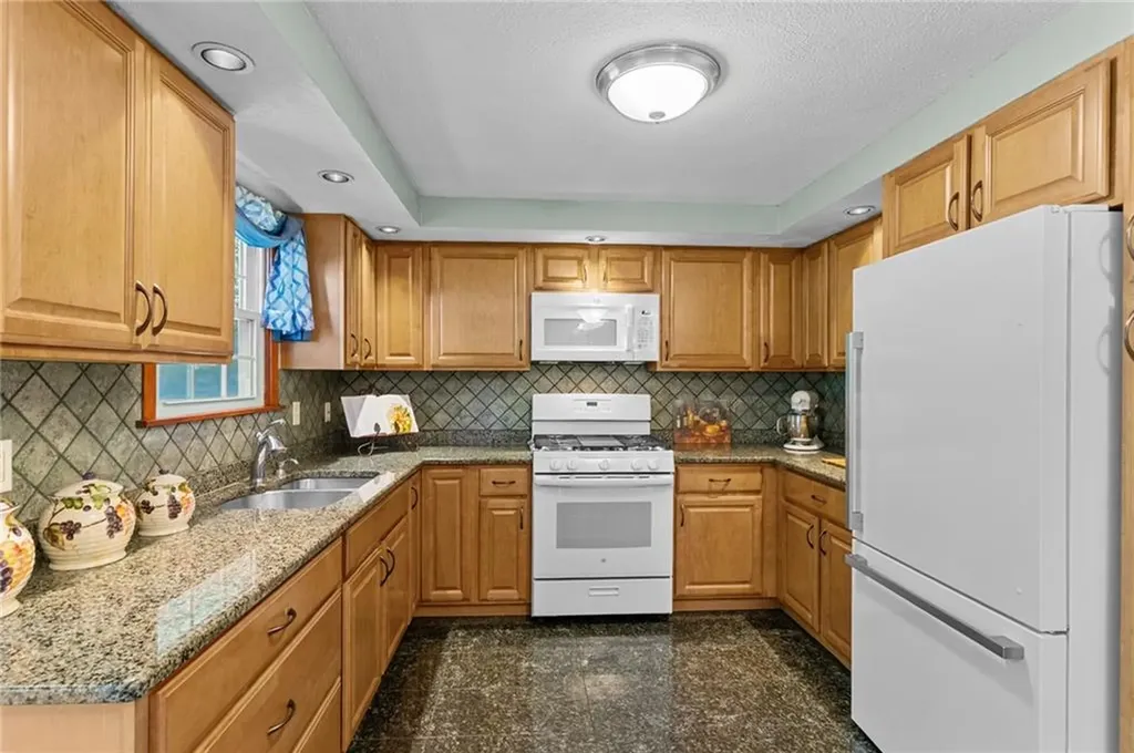 72 Winifred Avenue Warwick RI 02889