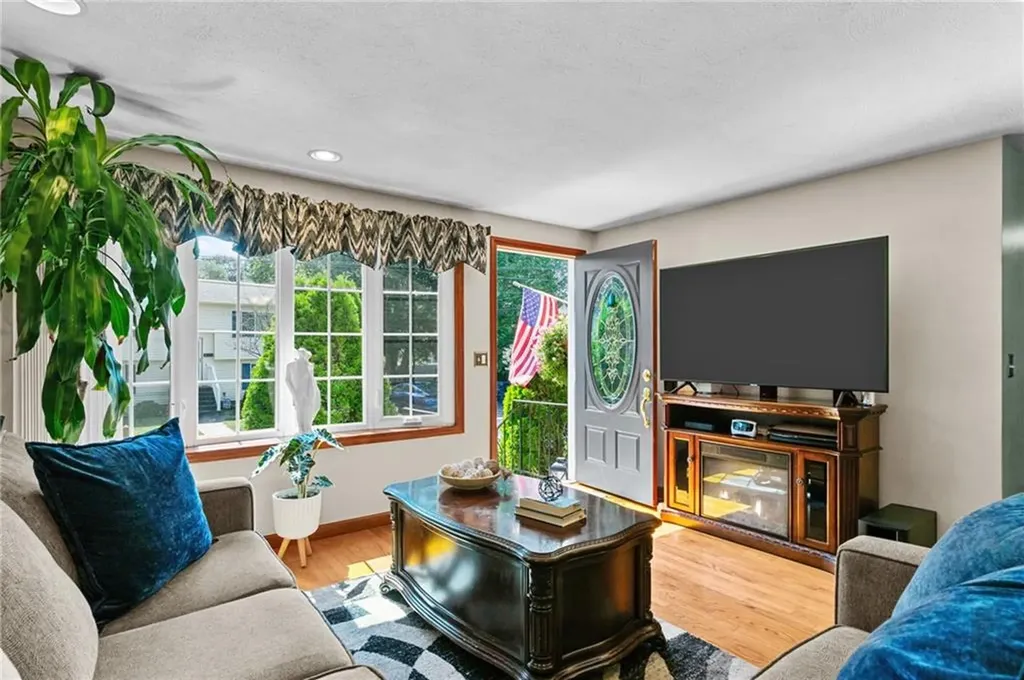 72 Winifred Avenue Warwick RI 02889