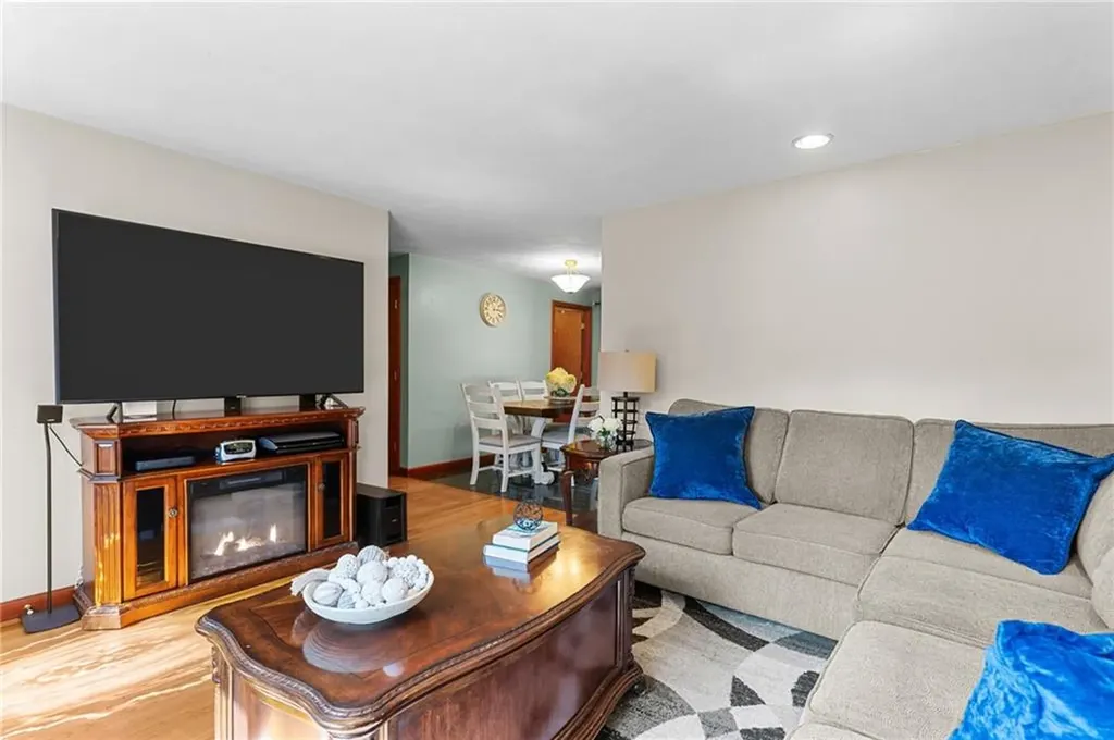 72 Winifred Avenue Warwick RI 02889